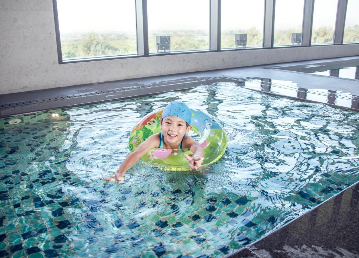 Crowne Plaza Tainan By Ihg Otel Dış mekan fotoğraf A child swimming with a float