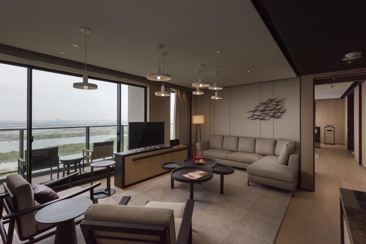 Crowne Plaza Tainan By Ihg Otel Dış mekan fotoğraf A living room at the hotel