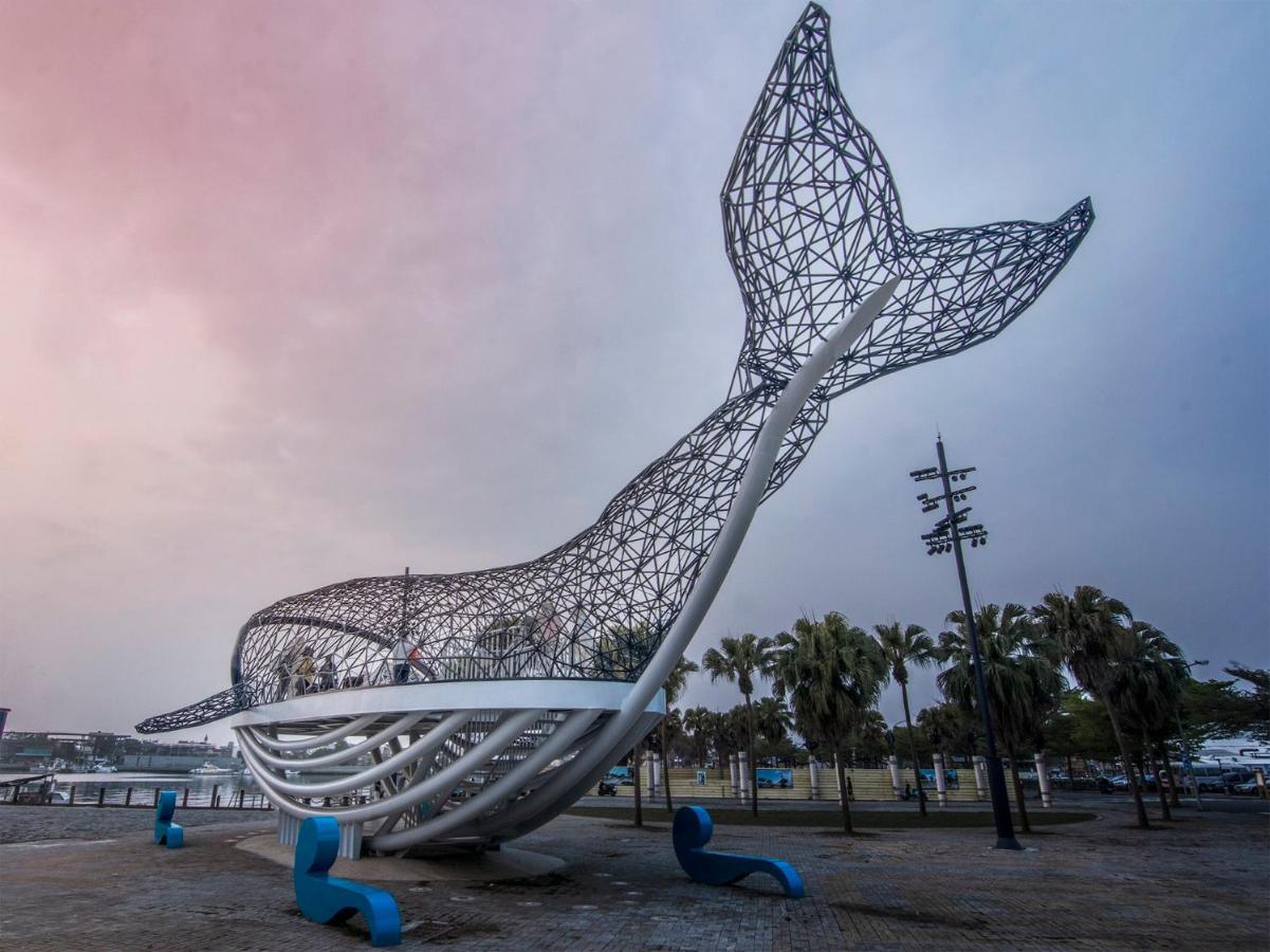 Crowne Plaza Tainan By Ihg Otel Dış mekan fotoğraf The Whale sculpture at the entrance of the park