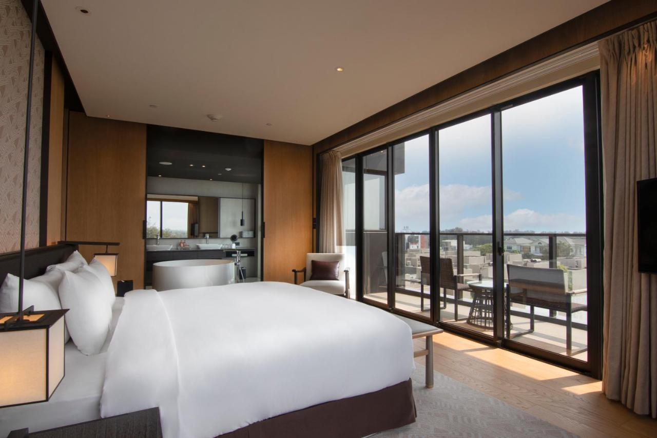 Crowne Plaza Tainan By Ihg Otel Dış mekan fotoğraf A bedroom at the hotel