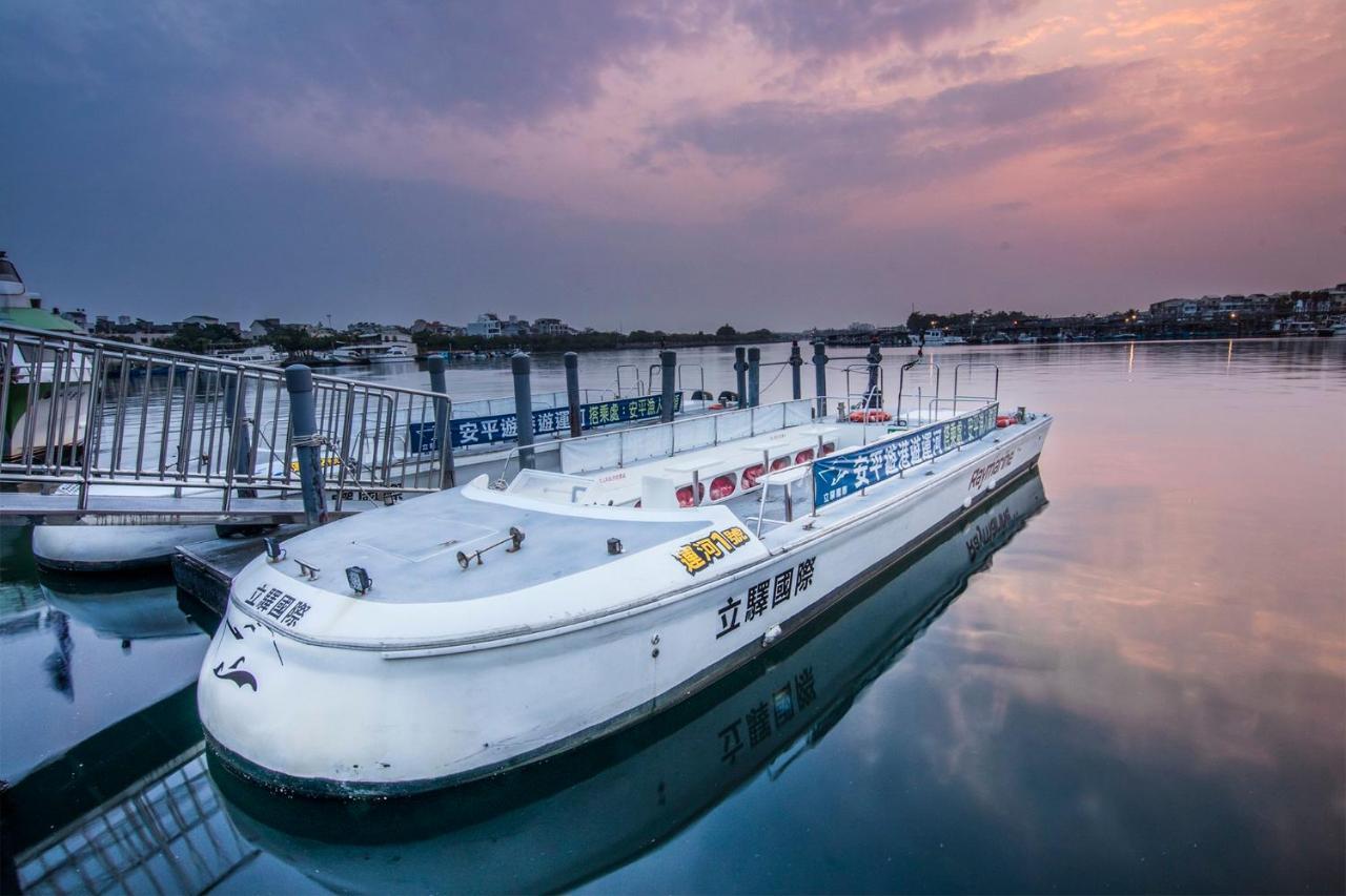 Crowne Plaza Tainan By Ihg Otel Dış mekan fotoğraf The ferry at the dock