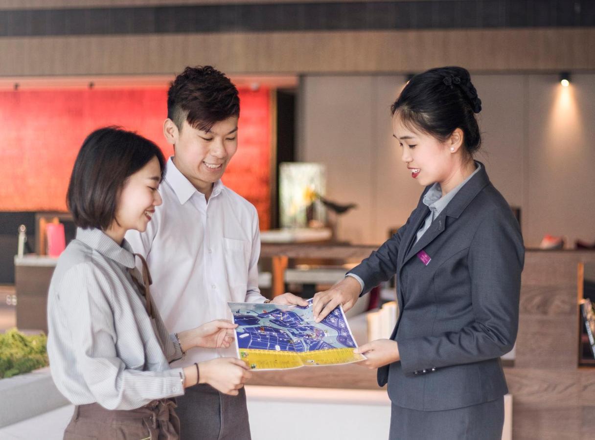 Crowne Plaza Tainan By Ihg Otel Dış mekan fotoğraf Thai Airways' ground staff at Suvarnabhumi Airport