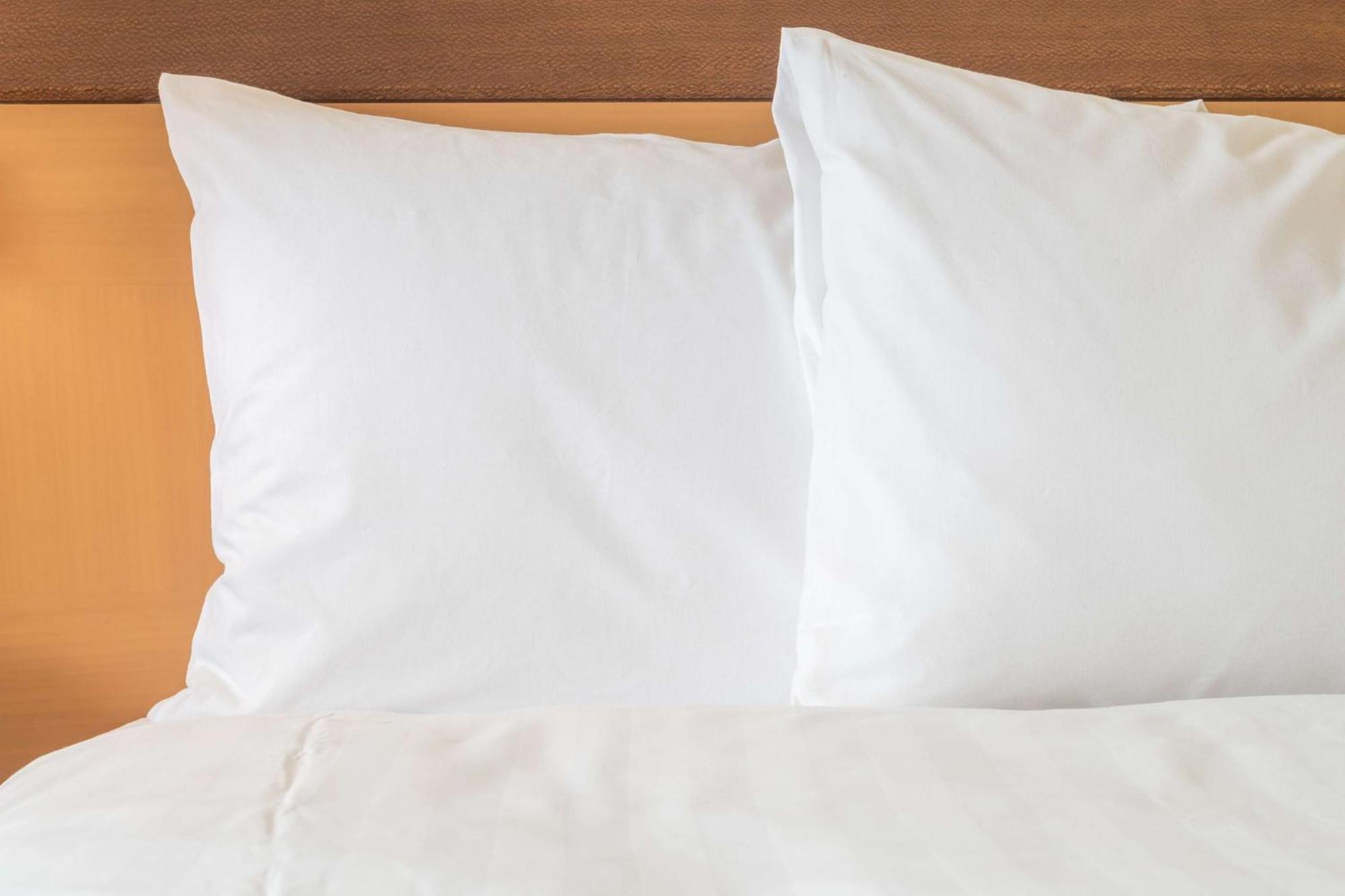 Crowne Plaza Tainan By Ihg Otel Dış mekan fotoğraf Two pillows on a bed