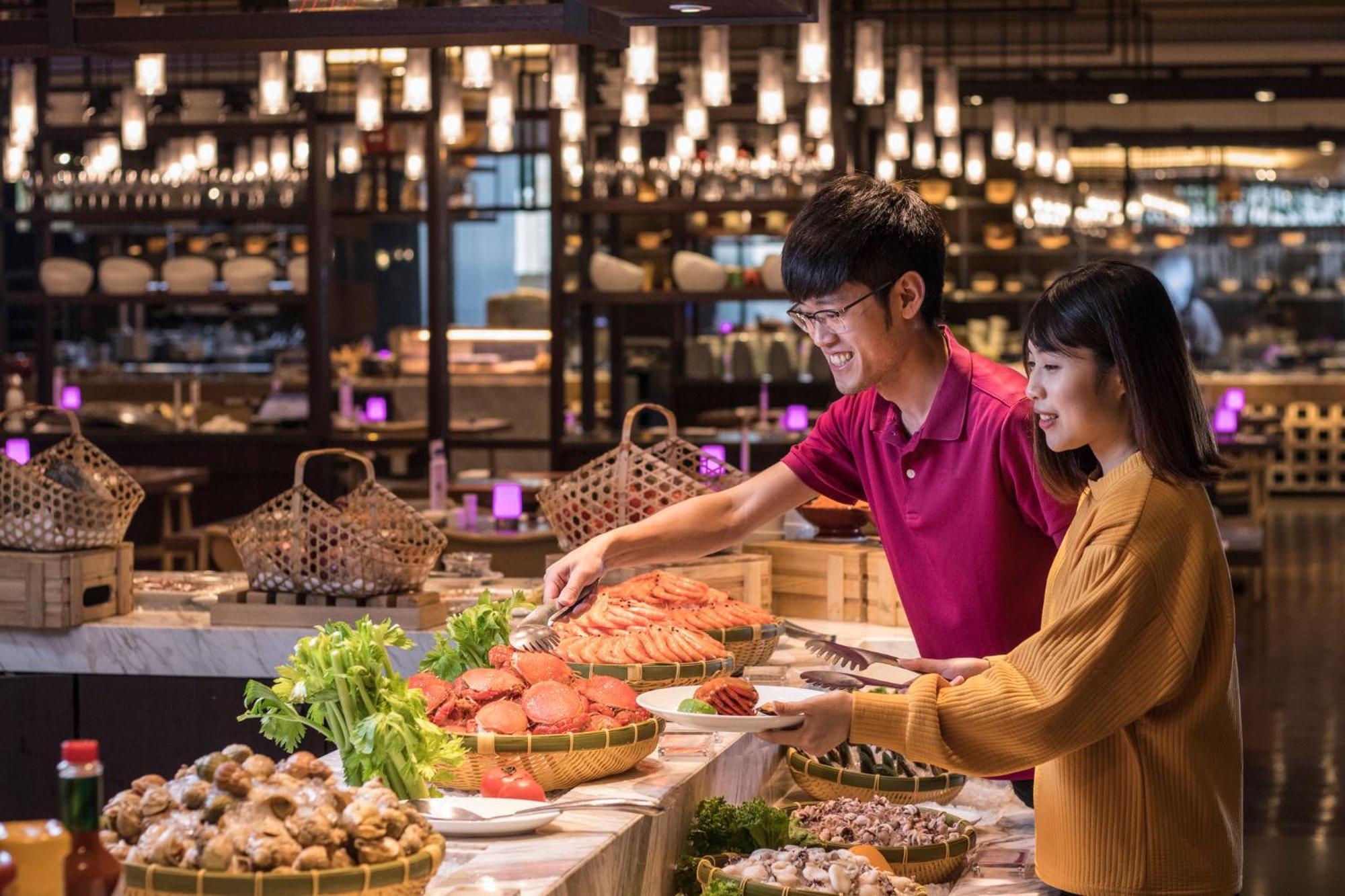 Crowne Plaza Tainan By Ihg Otel Dış mekan fotoğraf A buffet in Vietnam