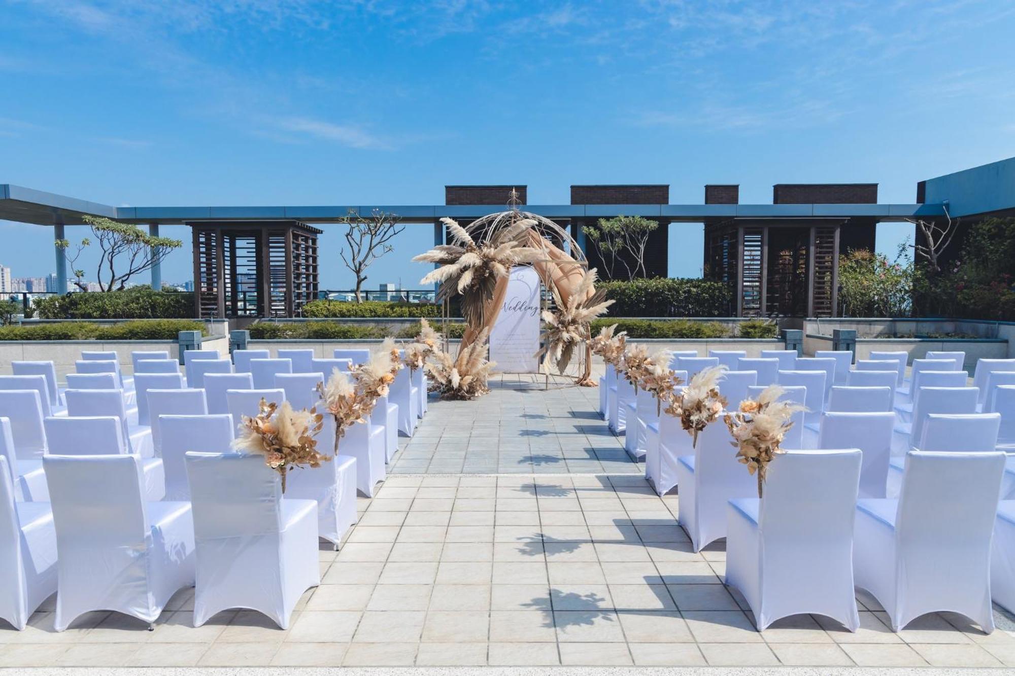 Crowne Plaza Tainan By Ihg Otel Dış mekan fotoğraf The rooftop wedding venue