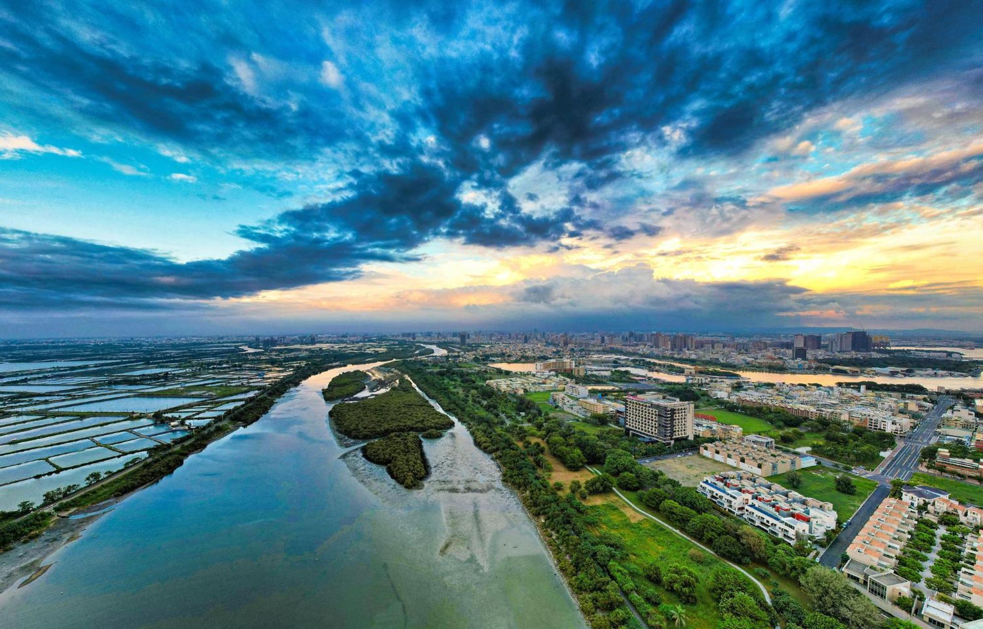 Crowne Plaza Tainan By Ihg Otel Dış mekan fotoğraf Aerial view of the river