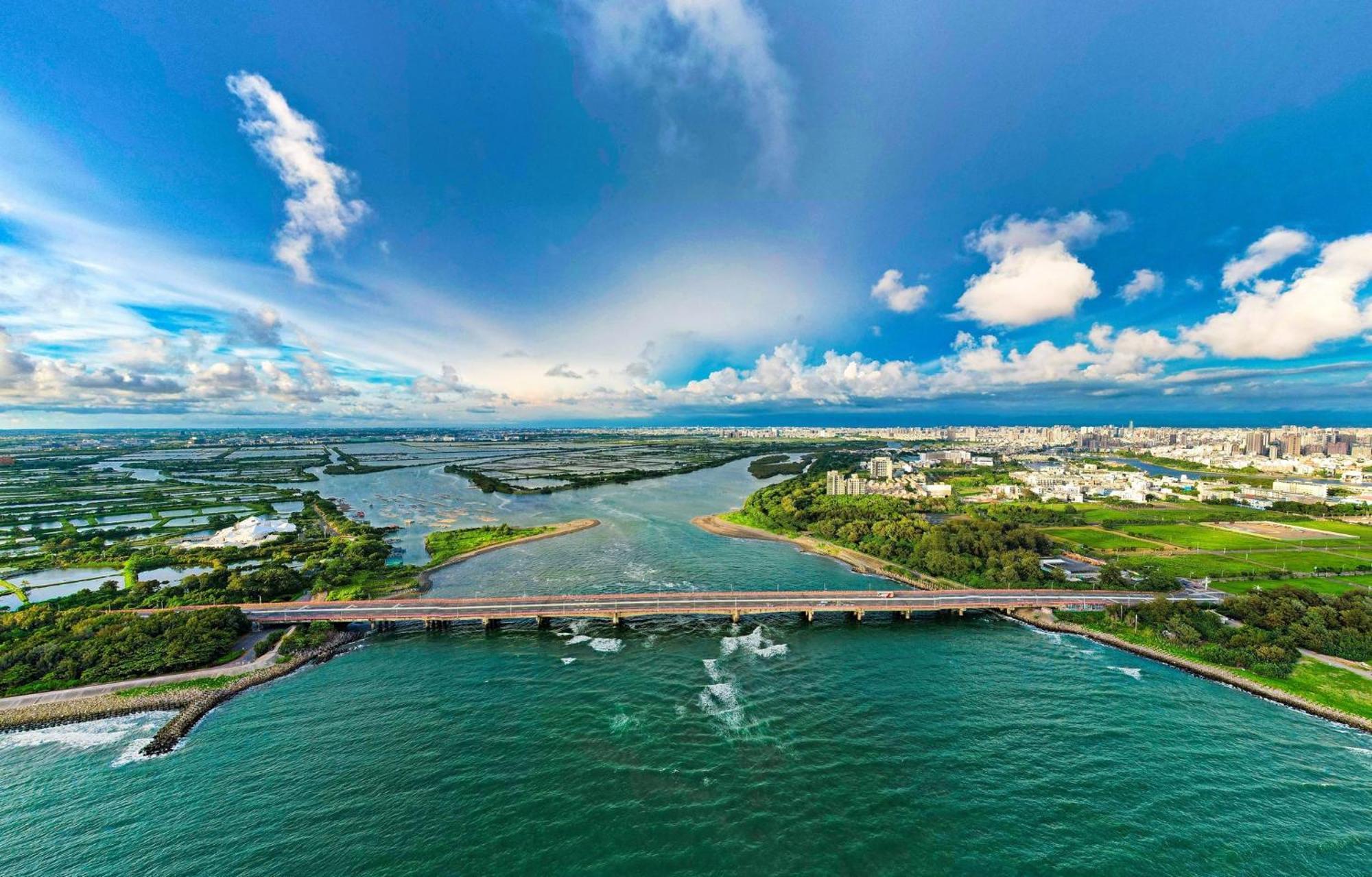 Crowne Plaza Tainan By Ihg Otel Dış mekan fotoğraf Aerial view of the river