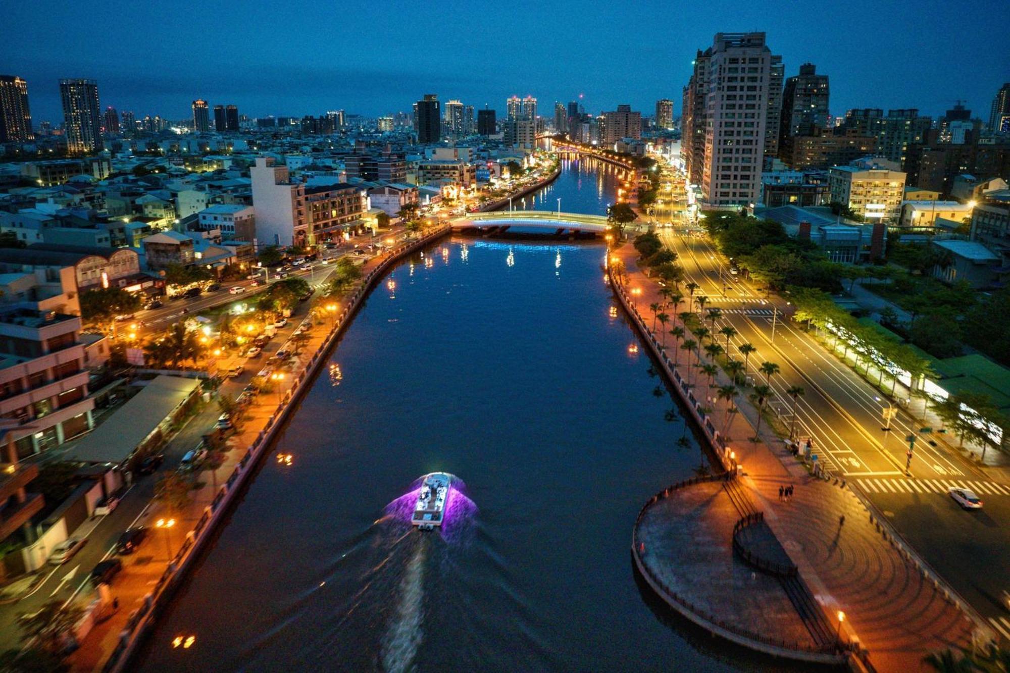 Crowne Plaza Tainan By Ihg Otel Dış mekan fotoğraf View of the river at night